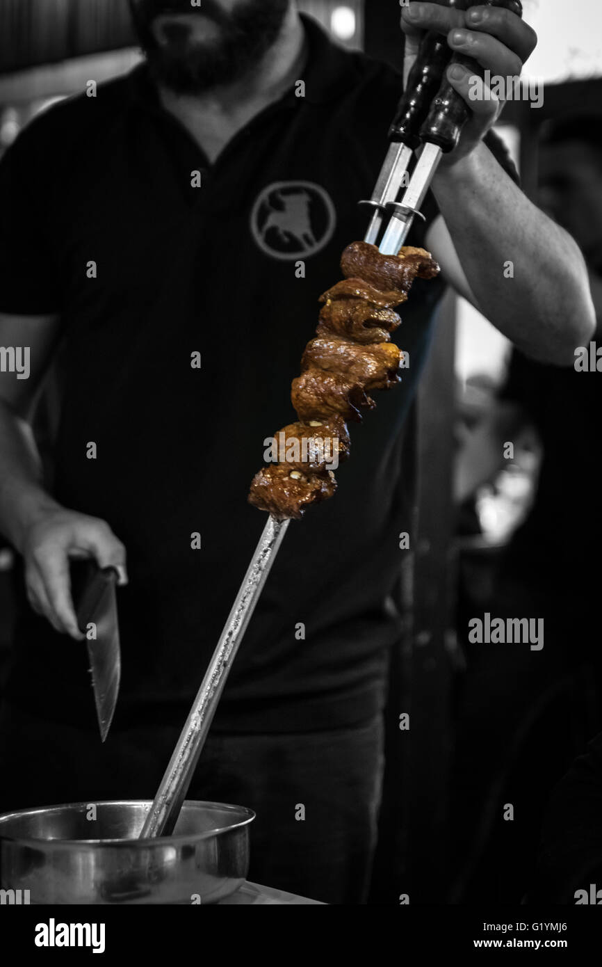 Brochettes de viande à la broche servi à la table dans un restaurant  Brésilien Photo Stock - Alamy