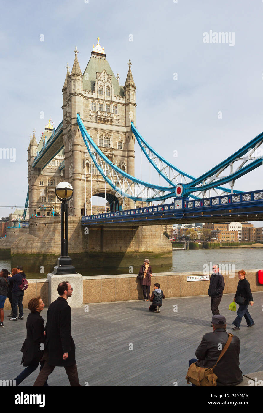 Londres, UK - 8 mars, 2014 : London's Tower Bridge est l'un des ponts les plus reconnaissables dans le monde. Les gens le long de la Tamise Banque D'Images