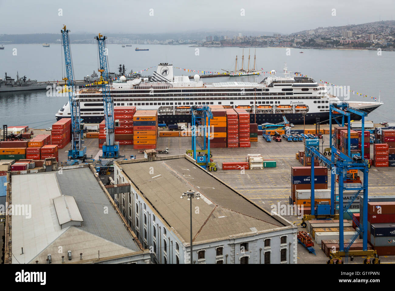 Le navire de croisière Zaandam et le port de Valparaiso, Chili, Amérique du Sud. Banque D'Images