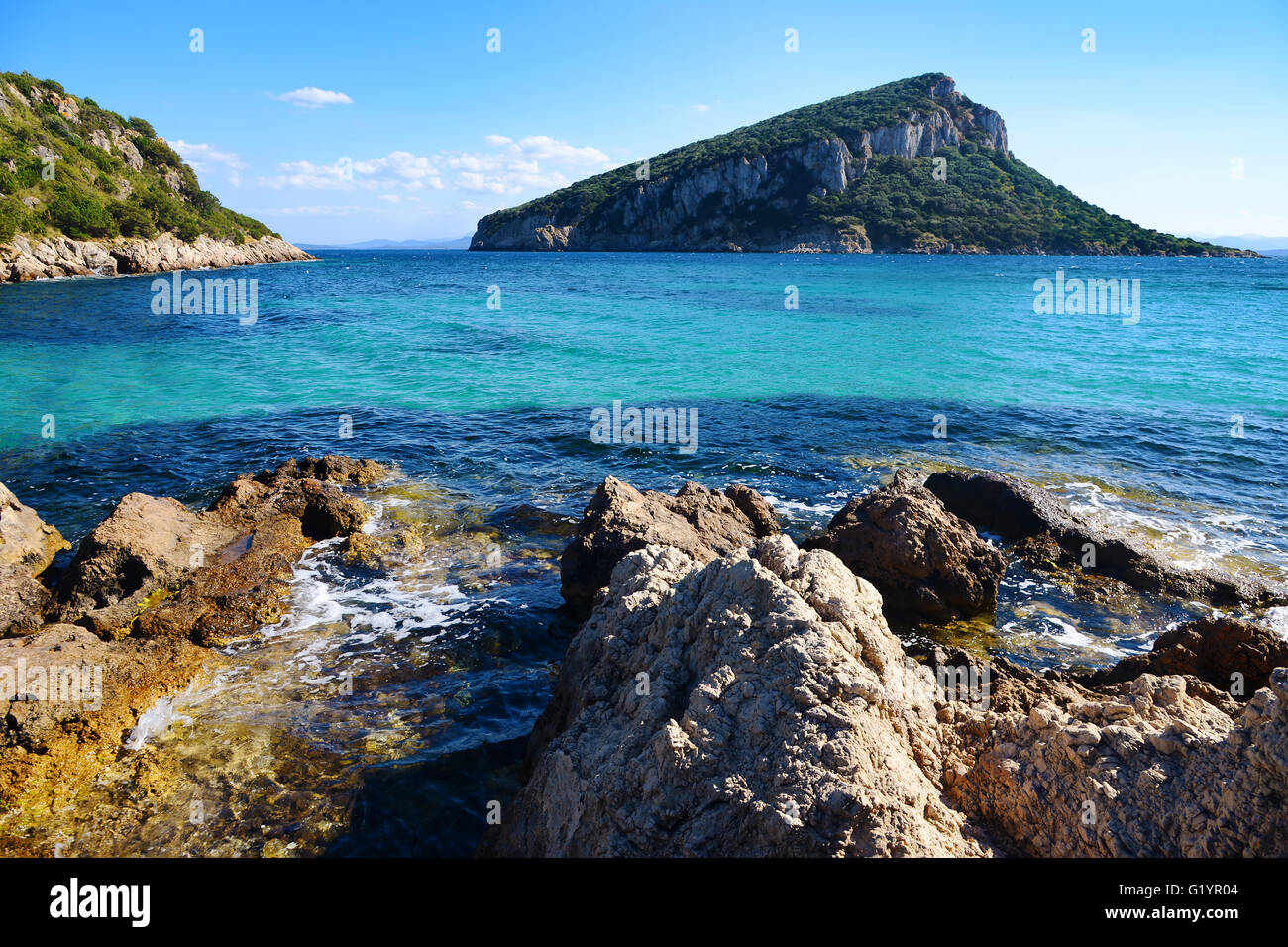Golfo Aranci en Sardaigne, avec vue sur l'île Figarlo, Italie Banque D'Images