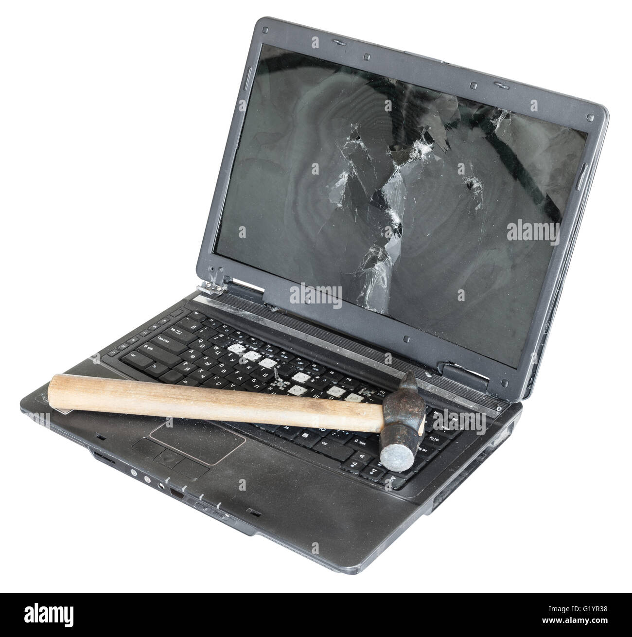 Ancien ordinateur portable endommagé avec un marteau sur le clavier isolé sur fond blanc Banque D'Images