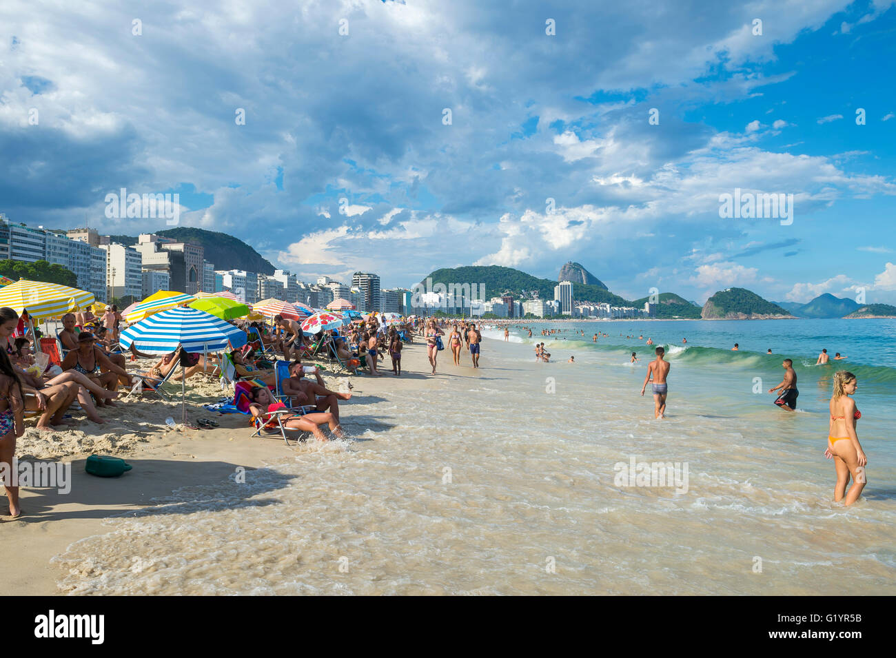 RIO DE JANEIRO - février 27, 2016 : la marée montante les vagues pousse plus près de la plage bénéficiant d'un après-midi sur la plage de Copacabana. Banque D'Images