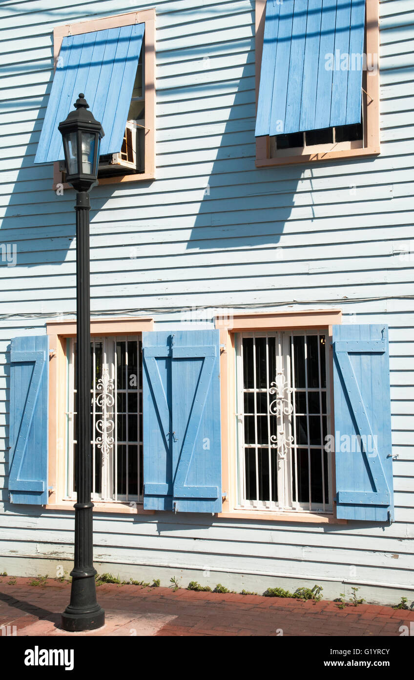 Le lampadaire debout près de la maison en bois peint en bleu (Key West, Floride). Banque D'Images
