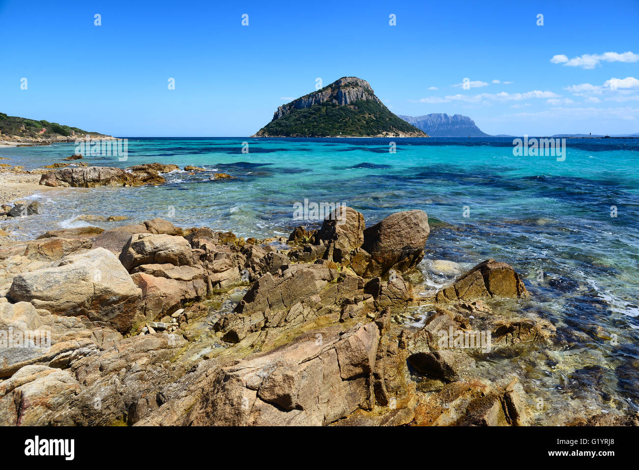 Rocks à Golfo Aranci en Sardaigne, avec vue sur l'île Figarlo, Italie Banque D'Images
