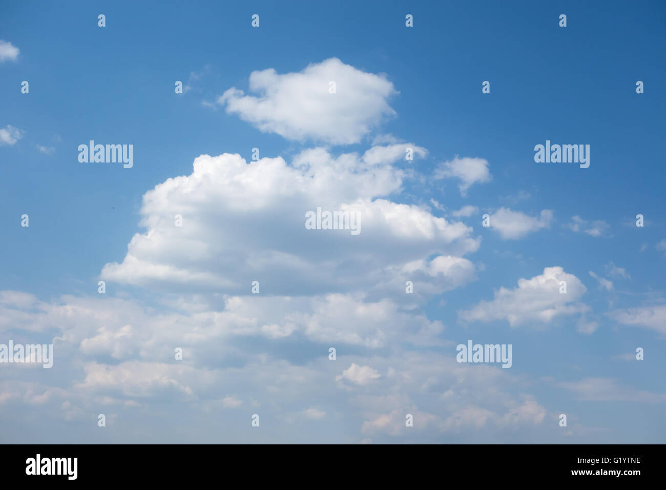 Été, ciel bleu avec des nuages blancs dans le ciel Banque D'Images