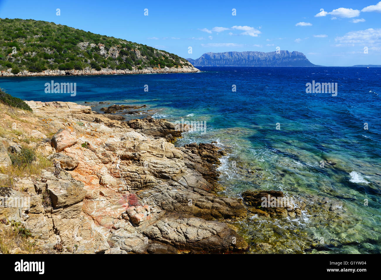 Golfo Aranci en Sardaigne, avec l'île Tavolara en arrière-plan, Italie Banque D'Images