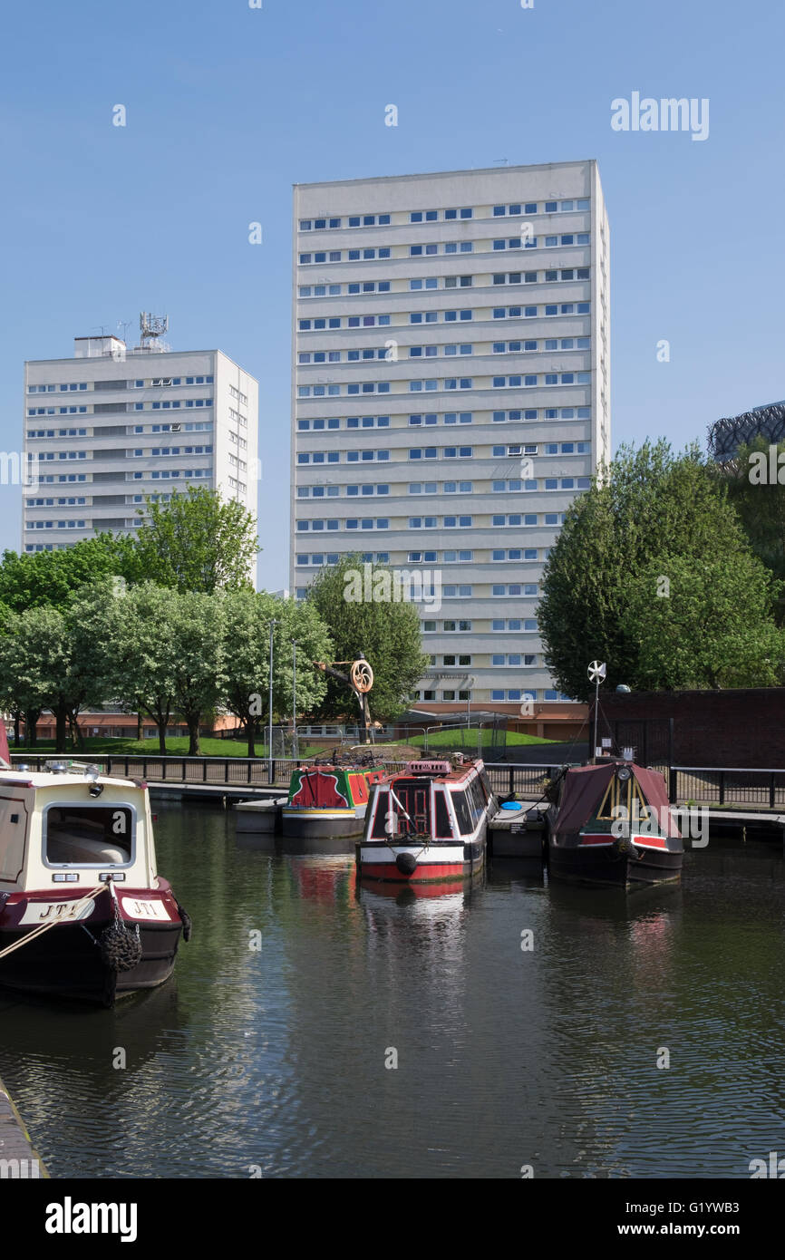 Bateaux amarrés dans un étroit bassin du canal de Birmingham, Royaume-Uni. Banque D'Images Bateaux amarrés dans un étroit bassin du canal de Birmingham, Royaume-Uni. Banque D'Images
