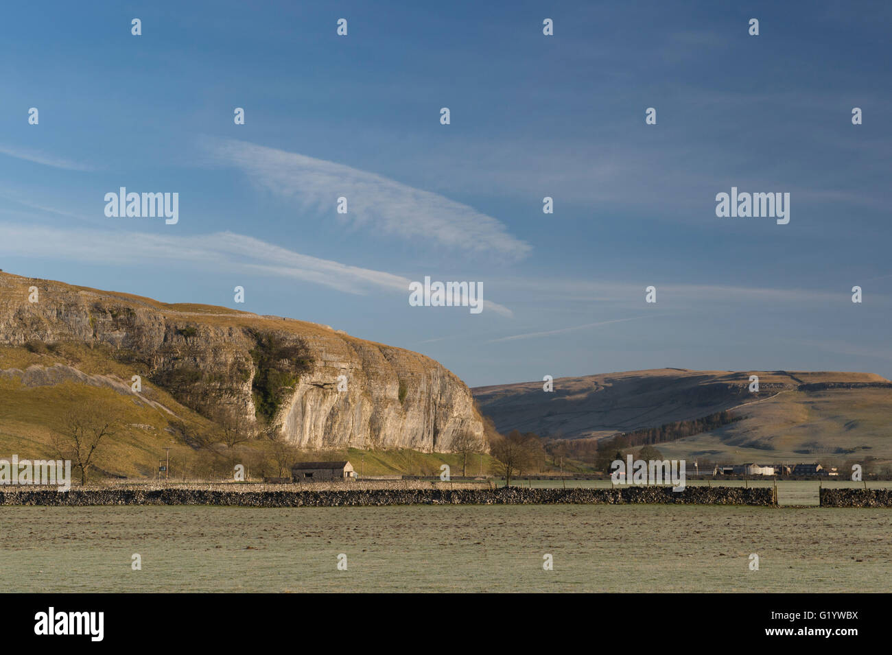 Pittoresque Wharfe Valley (collines & landes, falaise de calcaire élevée et ensoleillée (Kilnsey Crag) et ciel bleu profond - Wharfedale, Yorkshire Dales, Angleterre, Royaume-Uni. Banque D'Images