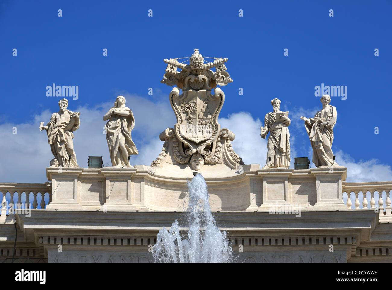 Détail de la colonnade baroque avec de belles statues de saints et le pape Alexandre VII armoiries Banque D'Images