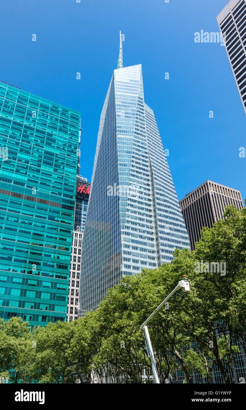 Vue depuis Bryant Park montre 1095 Avenue of the Americas, Bank of America Tower et un travailleur ou l'élagage des arbres de fraisage Banque D'Images