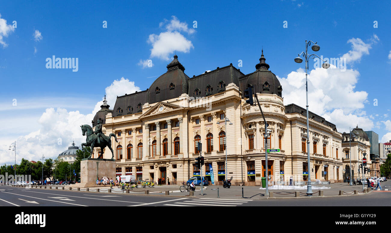 Bibliothèque de l'Université centrale et statue du Roi Carol à Bucarest, Roumanie. Banque D'Images