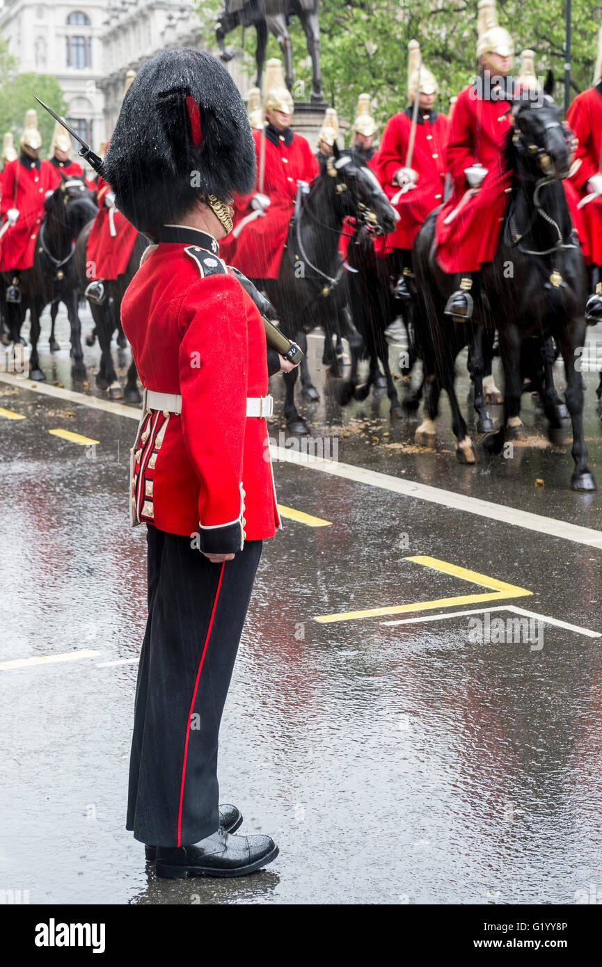 Londres - le 18 mai 2016 : La garde est à l'attention comme cheval transportant la reine Elizabeth II procession vers le palais de Buckingham. Banque D'Images