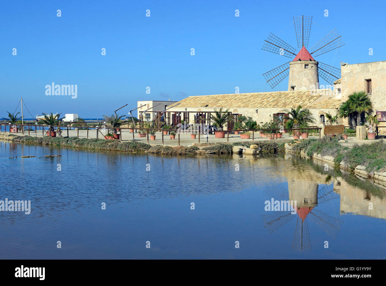 Salines, isola Grande island, moulin, Saline de Trapani, sel, réserve naturelle de Stagnone, Marsala, Sicile, Italie, Europe Banque D'Images