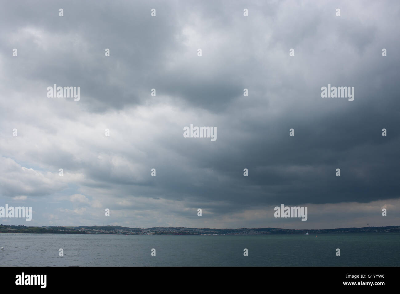 Les nuages de tempête sur Torquay littoral Banque D'Images