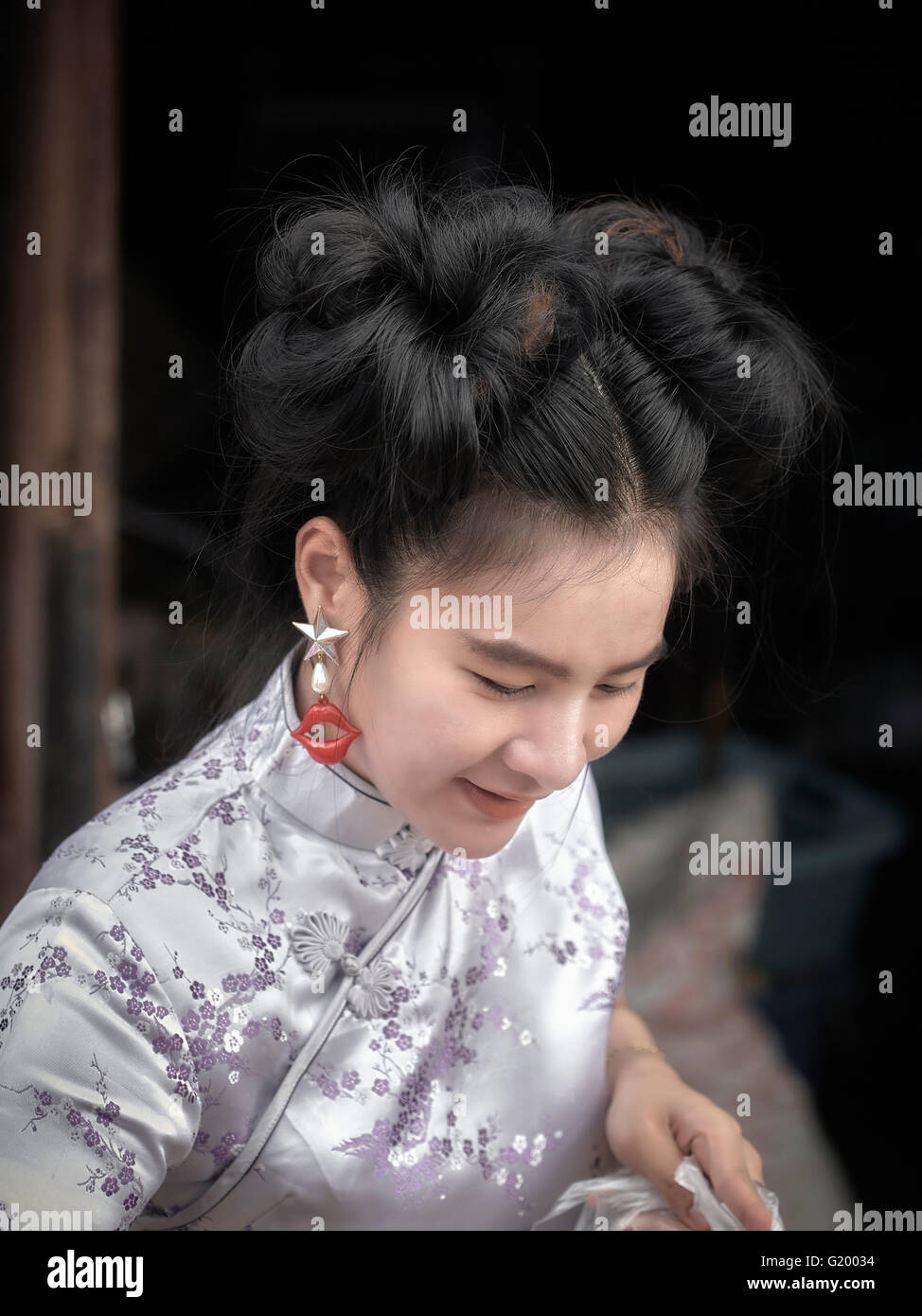 Femme chinoise de coiffure. Coiffure traditionnelle féminine chinoise liée. Banque D'Images