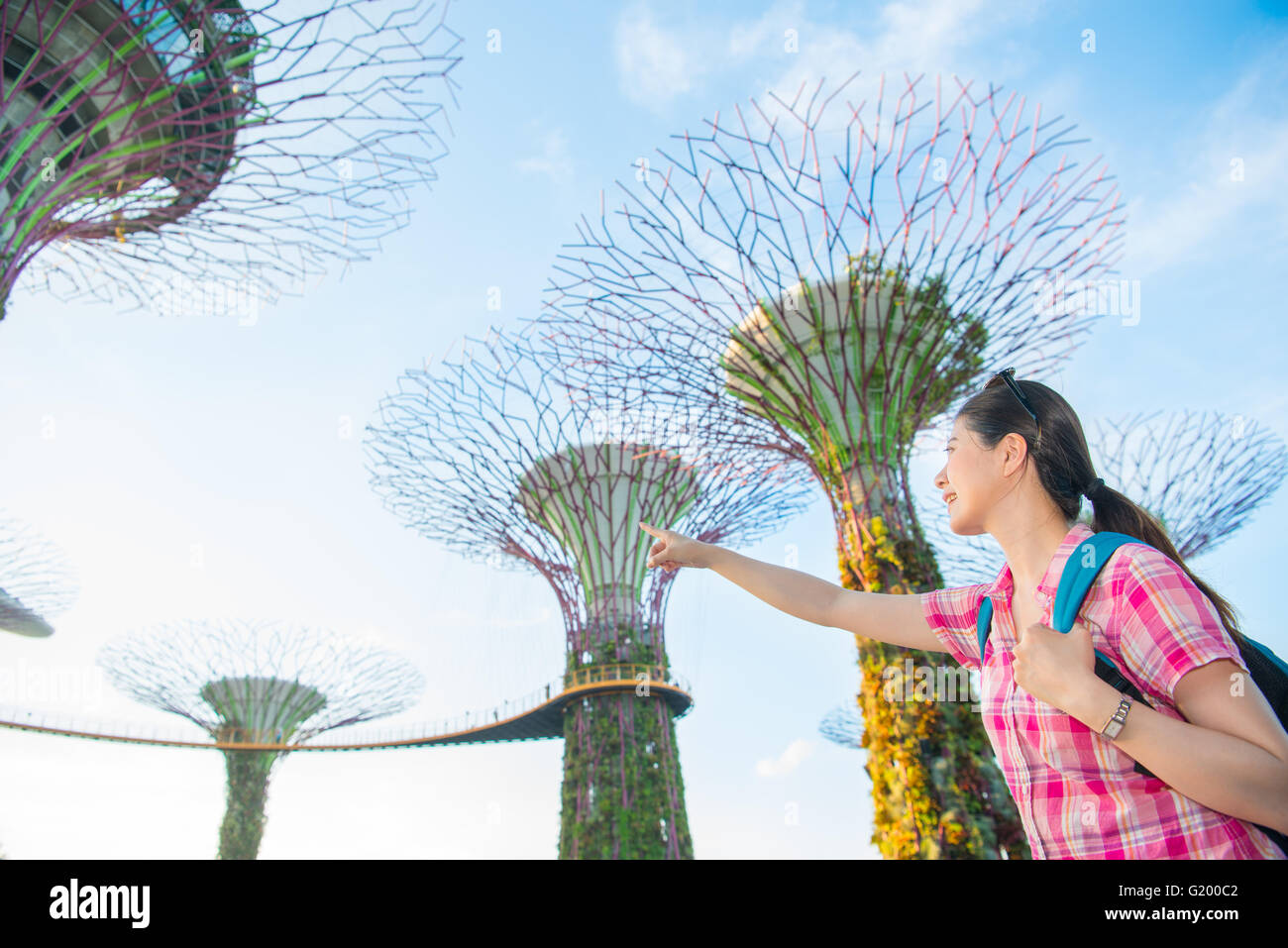 Heureux Voyage femme Asie à Singapour, en soulignant les arbres Super Banque D'Images