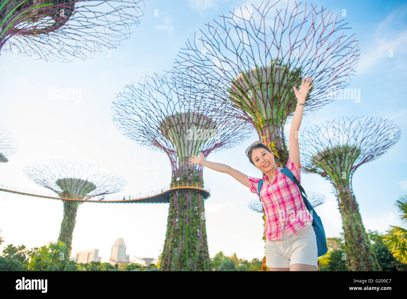 Heureux Voyage femme Asie à Singapour, Super arbres au bord de la Baie des Jardins Banque D'Images