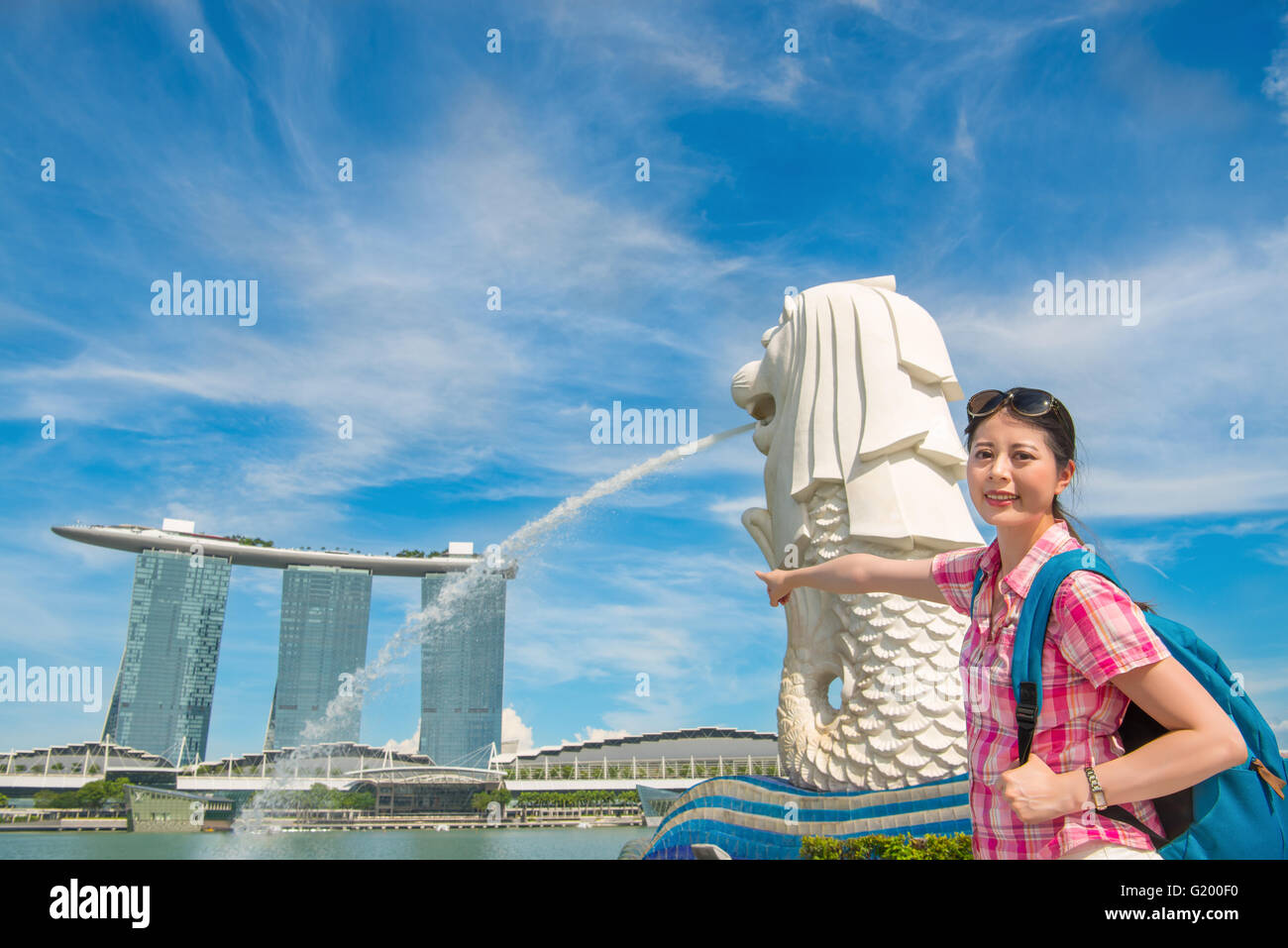 Heureux Voyage femme Asie à Singapour près de Merlion Park Banque D'Images