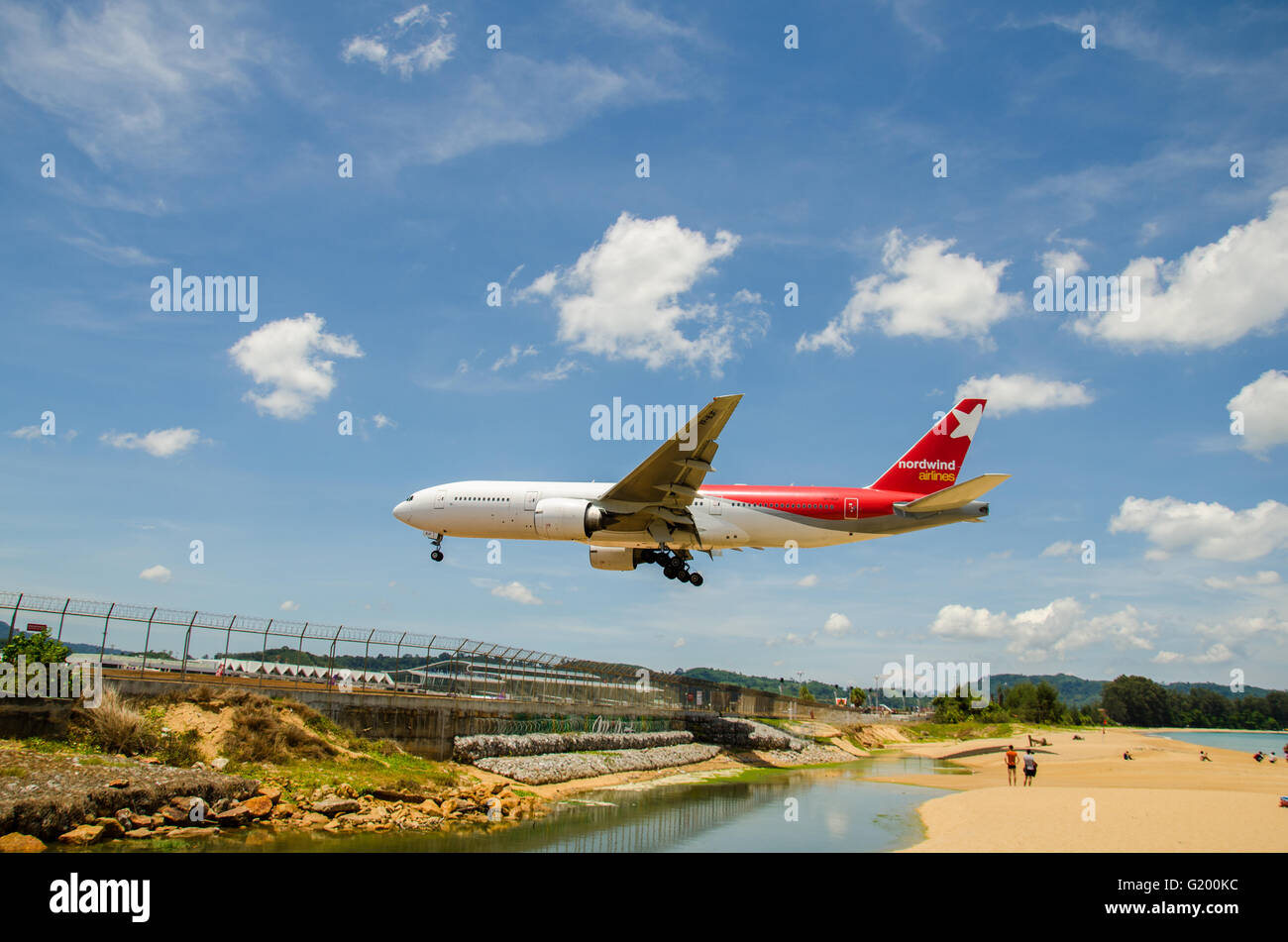 PHUKET - 5 mai : Nordwind Airlines à l'atterrissage de l'avion à l'aéroport International de Phuket, à proximité de la plage de la piste, le 5 mai, 2016 Phuke Banque D'Images