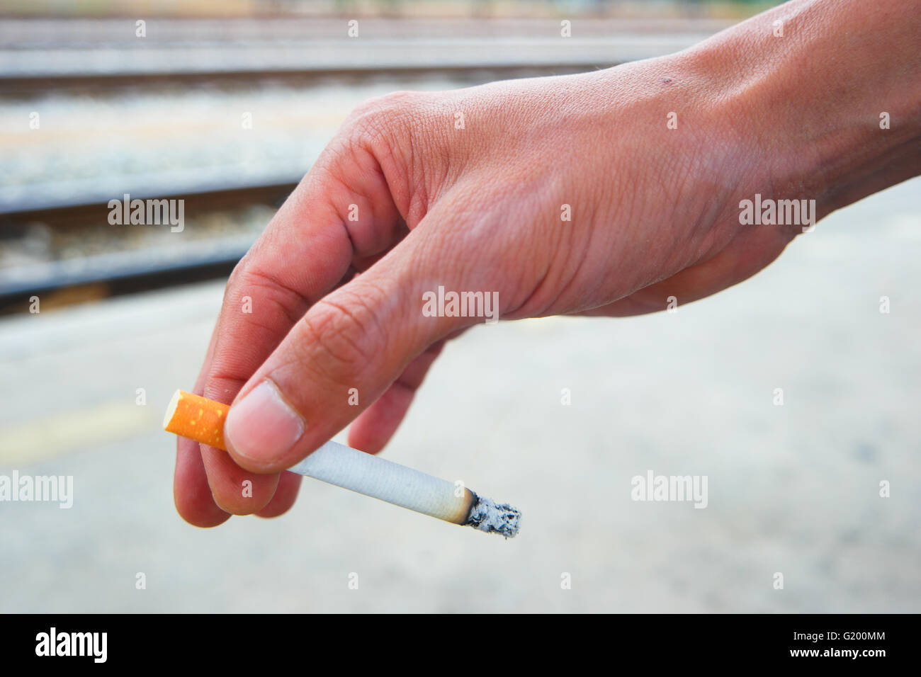 La fumée de cigarette à la main, Banque D'Images