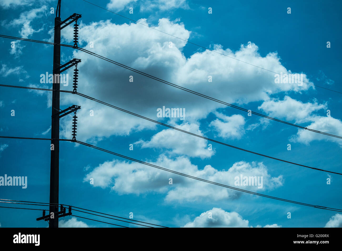 Ciel bleu avec des nuages et poteau électrique en Thaïlande en ligne Banque D'Images