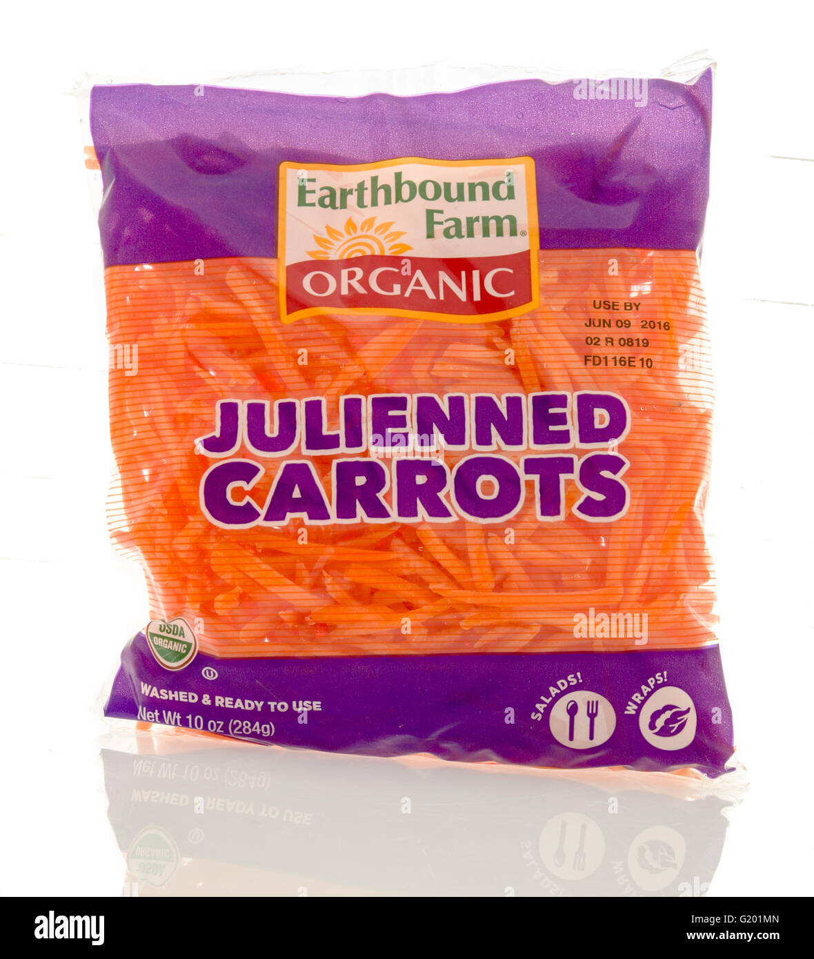 Winneconne, WI - 19 mai 2016 : le paquet de julienne de carottes biologiques Earthbound sur un fond isolé Banque D'Images