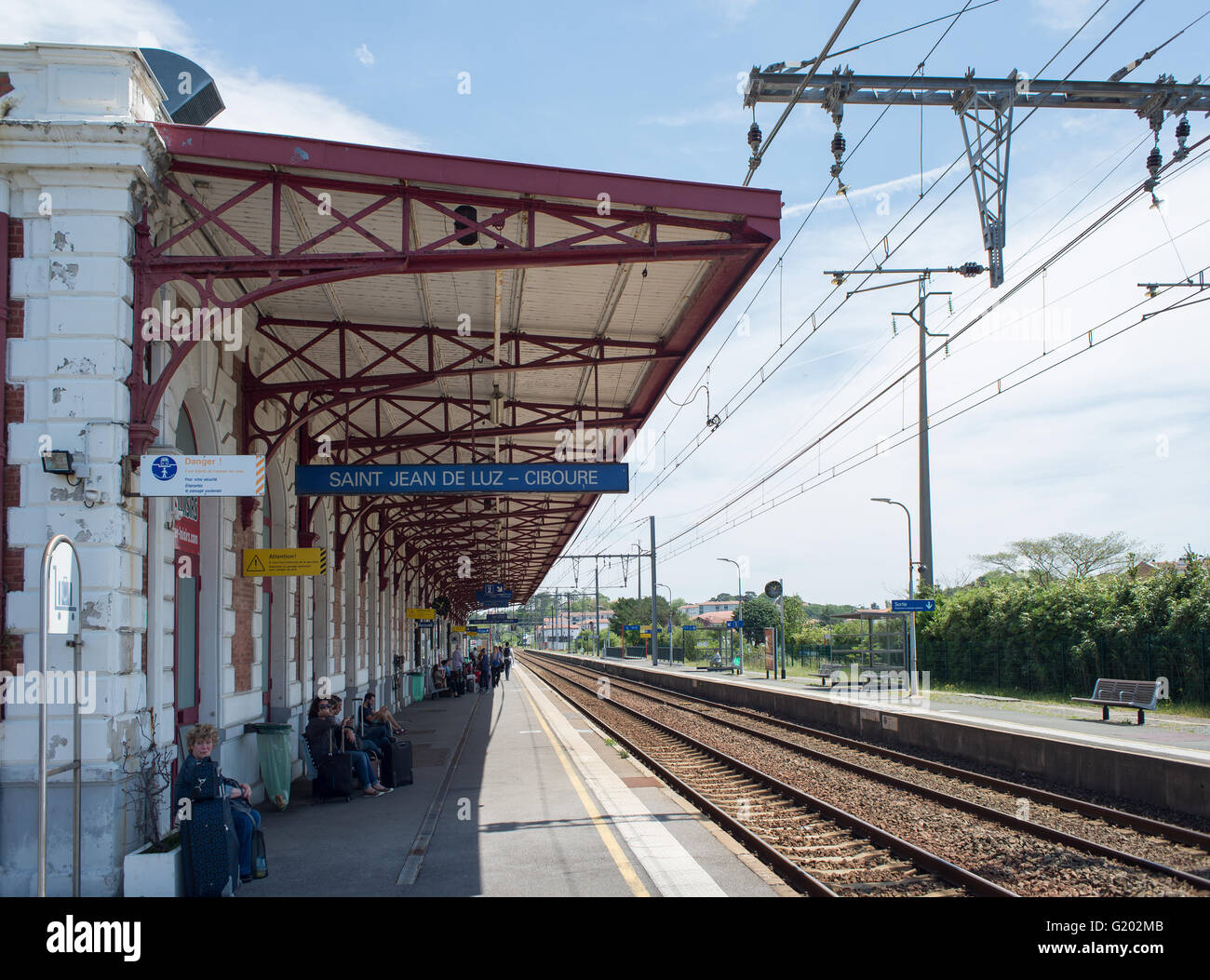 Les gens qui attendent un train à Saint Jean de Luz - Ciboure gare (Gare de Saint  Jean de Luz. Aquitaine, France Photo Stock - Alamy