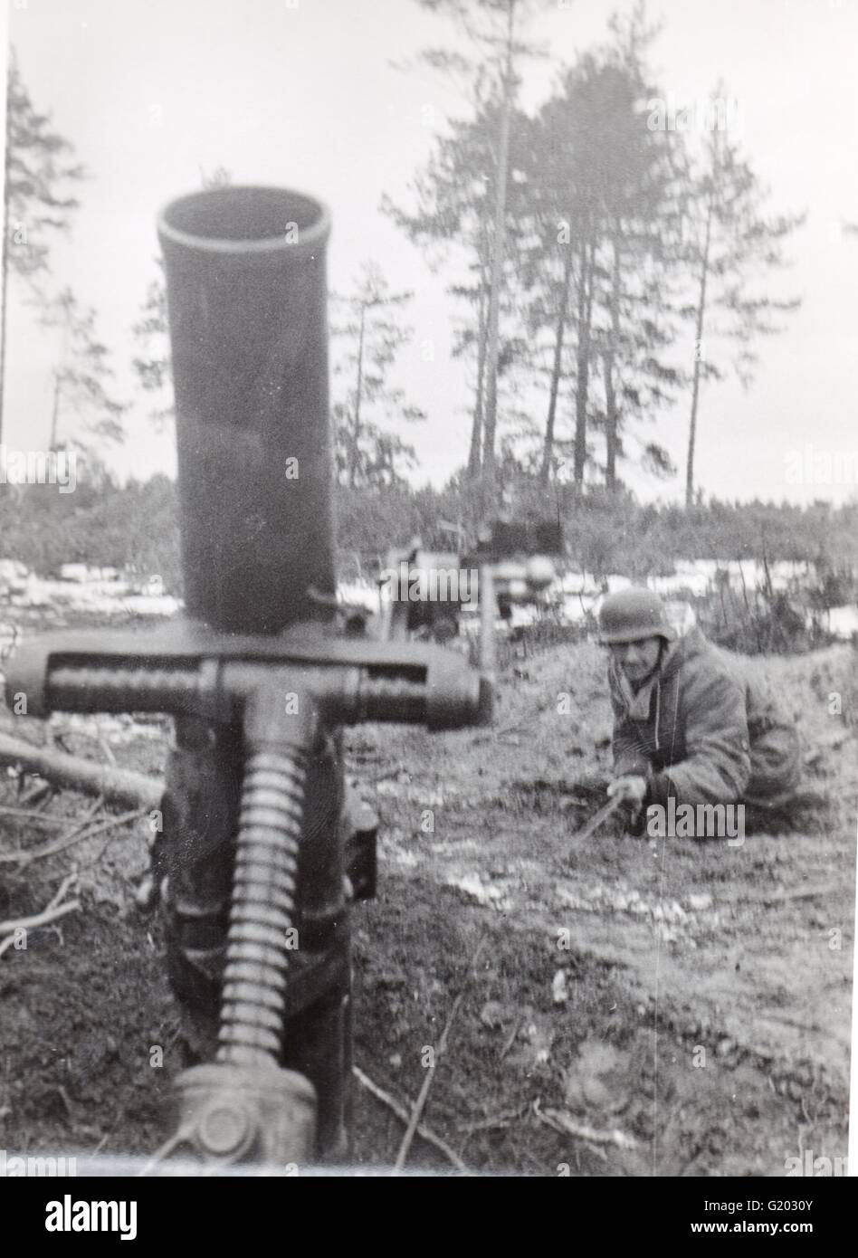 Soldat allemand sur un feu de mortier de 12 cm de front de l'Est 1944 Banque D'Images