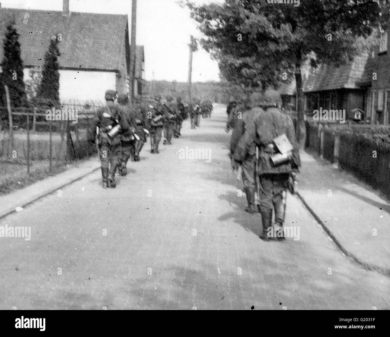 Waffen-SS en camouflage dans une rue de Hollande 1940 Banque D'Images