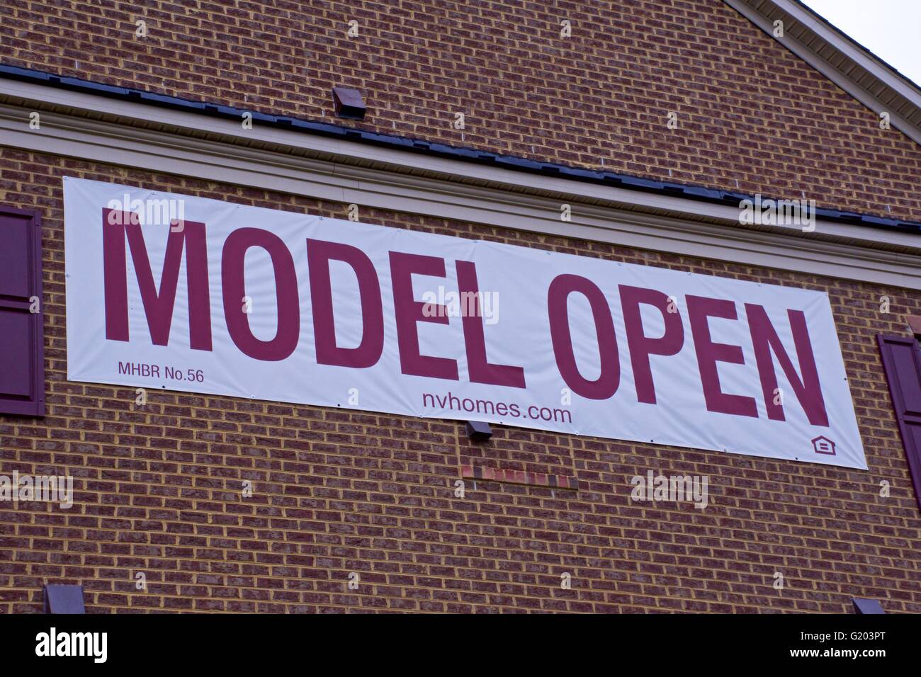 Un modèle open sign sur une nouvelle maison Banque D'Images
