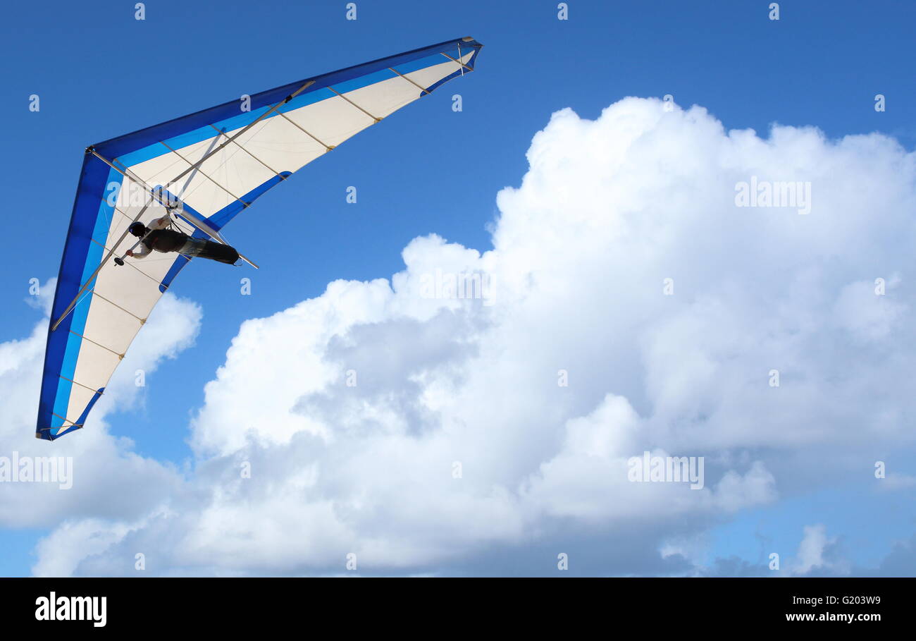 Deltaplane - Parapente voler à travers le ciel nuages bouffis blanc Banque D'Images