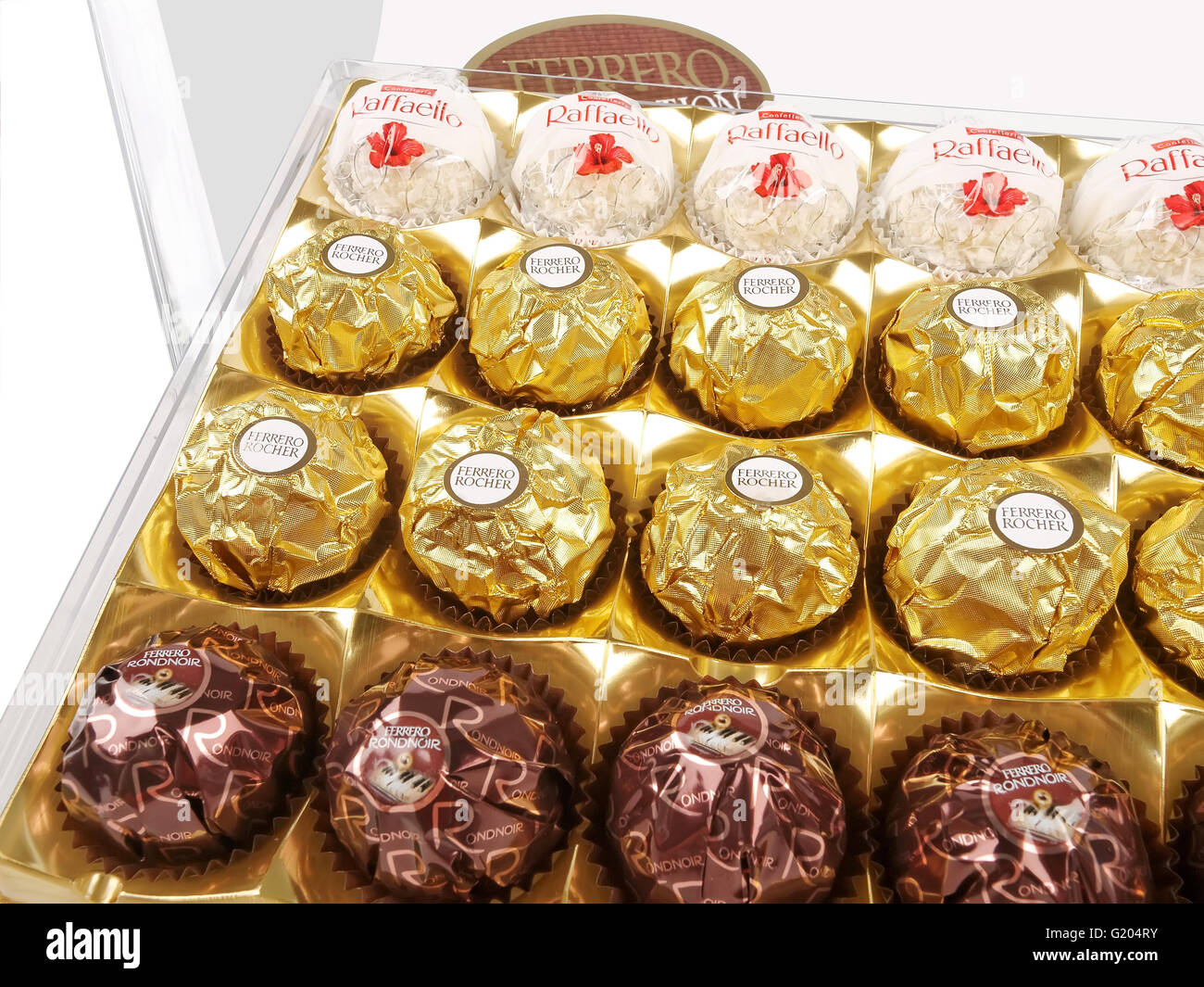 Chocolats Ferrero Collection sur un fond blanc. Ferrero est la marque de chocolat italien. Banque D'Images