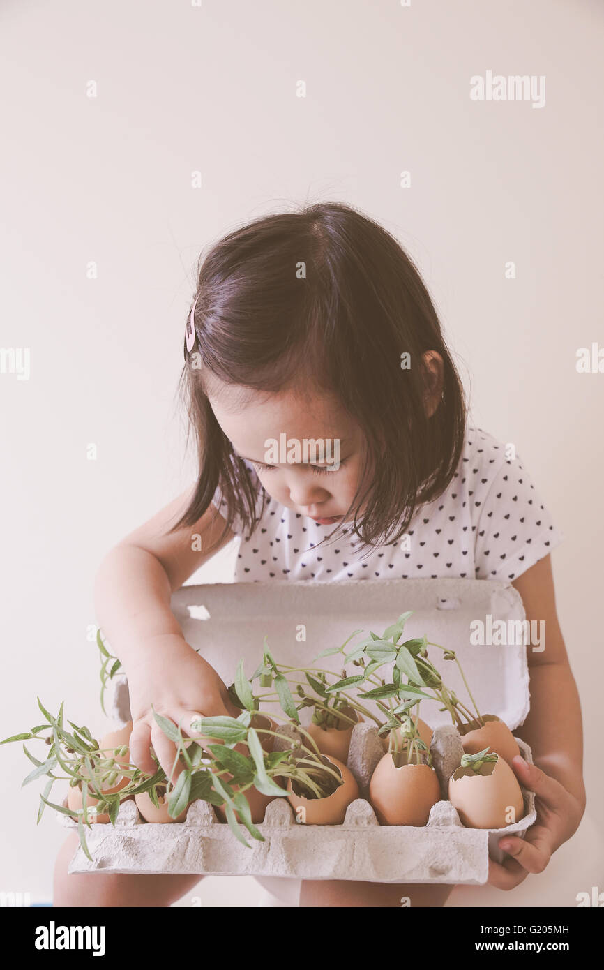Un Bebe Fille Tenant Les Jeunes Plantes En Coquille Eco Concept Photo Stock Alamy Un Bebe Fille Tenant Les Jeunes Plantes En Coquille Eco Concept Photo Stock Alamy