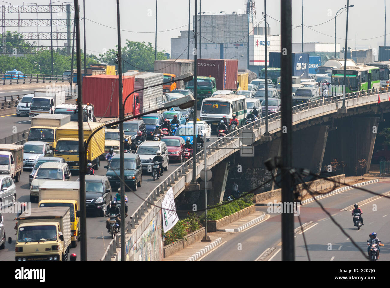 Fort trafic sur un pont autoroutier sur partir à Jakarta, Indonésie. Banque D'Images