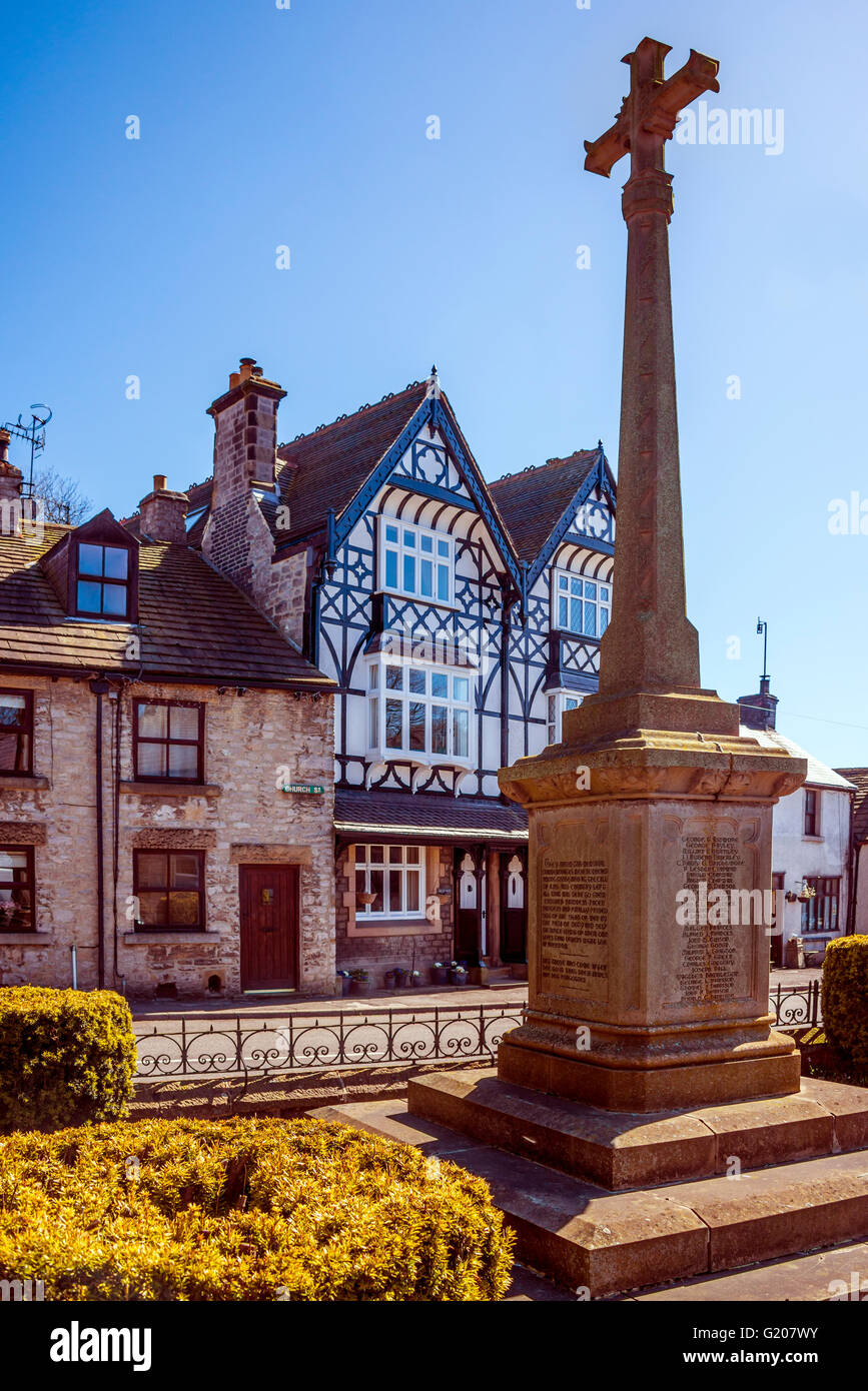 La rue de l'église et Monument aux Morts, Tideswell to, Derbyshire Banque D'Images