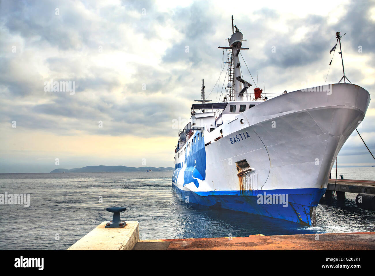 CAVO, ILE D'Elbe, ITALIE - CIRCA AOÛT 2011 : Le havre de Cavo sur l'île d'Elbe avec Moby Ferry, Italie Banque D'Images