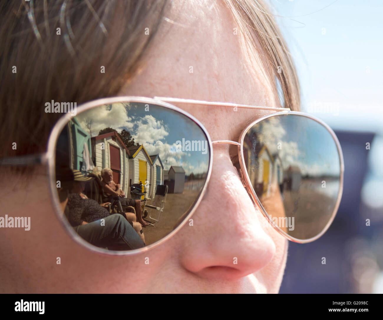 Détente au bord de cabanes de plage (reflet dans des lunettes de soleil  Photo Stock - Alamy