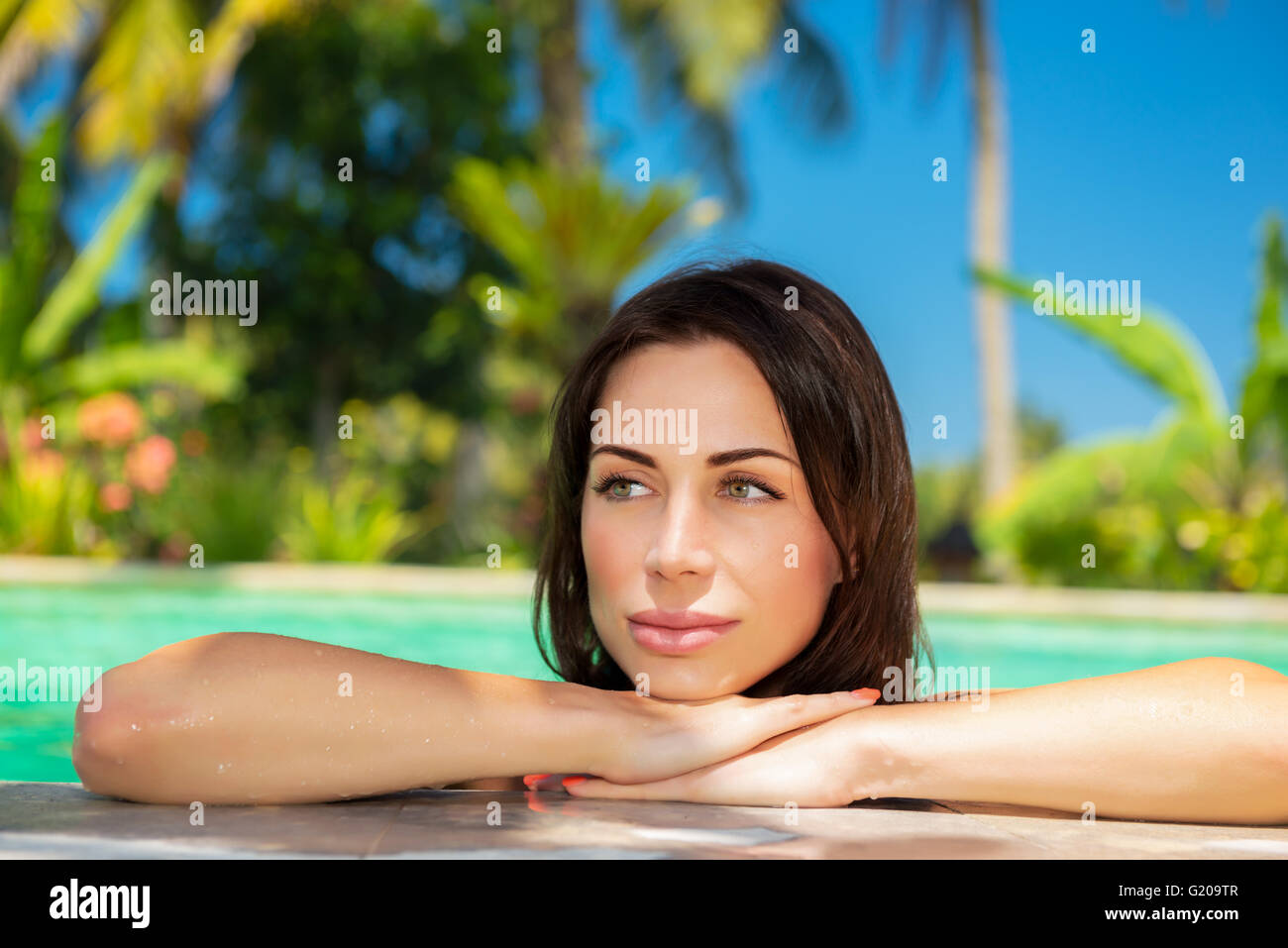 Portrait d'une belle femme calme dans une piscine, détente dans un froid sur l'eau rafraîchissante chaude journée d'été Banque D'Images