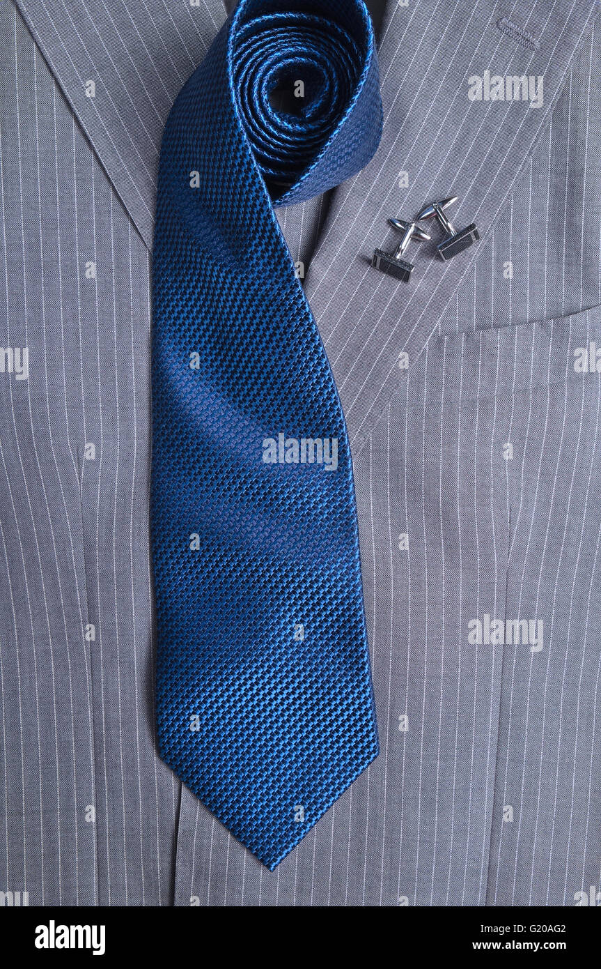 Costume rayé gris classique avec cravate bleue et boutons de manchettes. La mode et tendances classique Banque D'Images