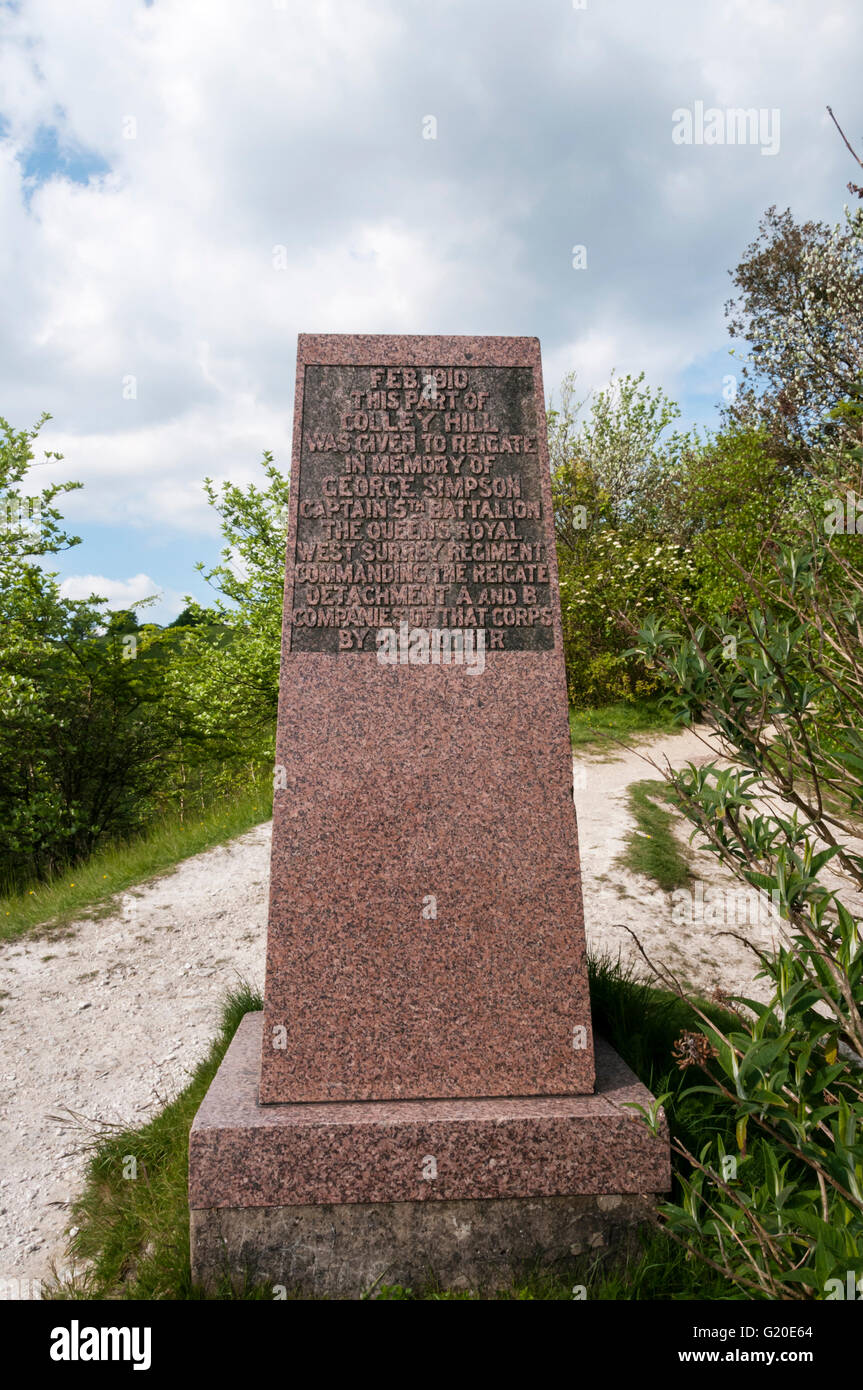 Les Simpson Memorial à côté d'un chemin d'accès jusqu'à Colley Hill dans les North Downs en dehors de Reigate à Surrey. Voir détails DESC. Banque D'Images