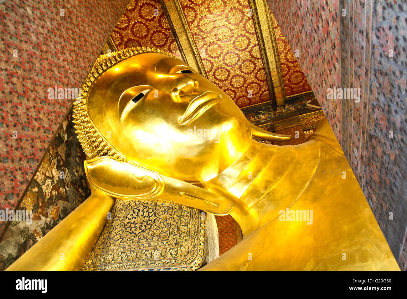 Bouddha couché statue d'or, le Wat Pho à Bangkok, Thaïlande. Banque D'Images