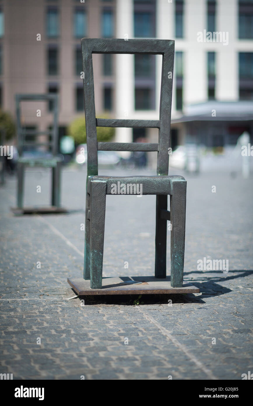 Pologne génocide juif, installation de chaises vides symbolisant la suppression des biens par les juifs lors de la seconde Guerre mondiale, Plac Bohaterow Getta, Cracovie. Banque D'Images