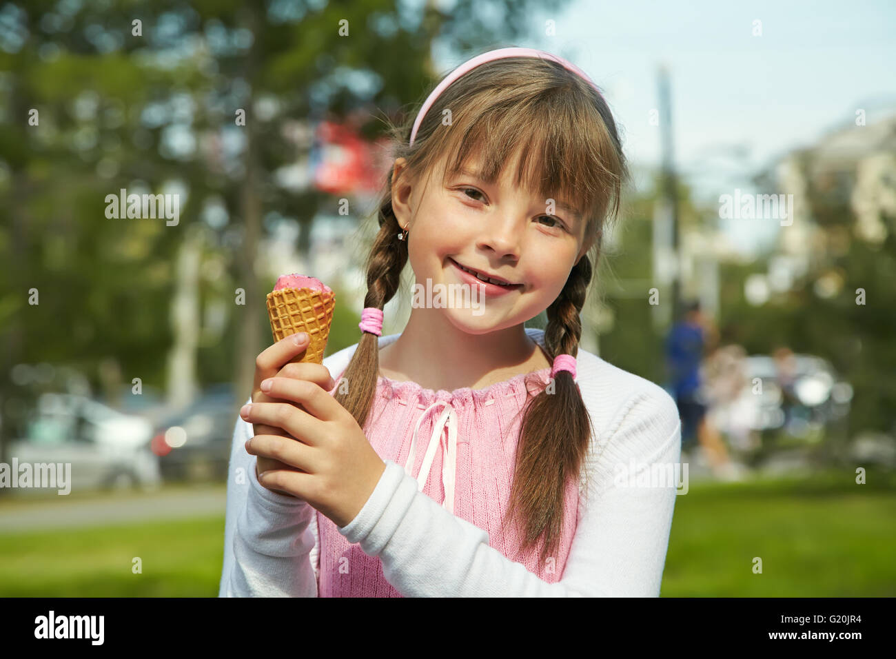 Petite fille avec de la crème glacée Banque D'Images