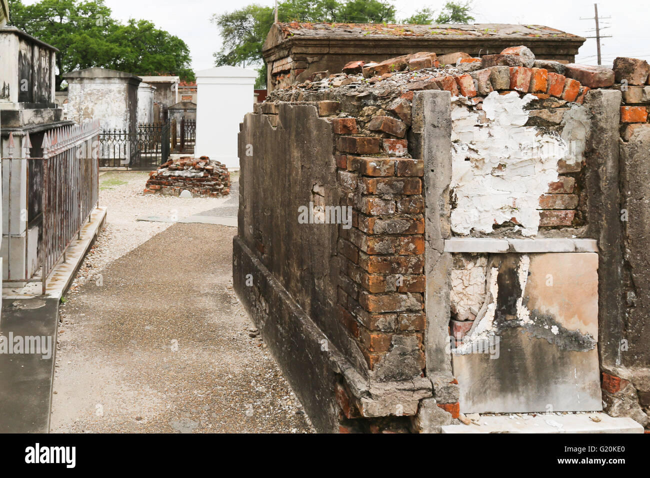 Vieille brique, pierre et plâtre tombe dans un cimetière de la Nouvelle Orléans Banque D'Images