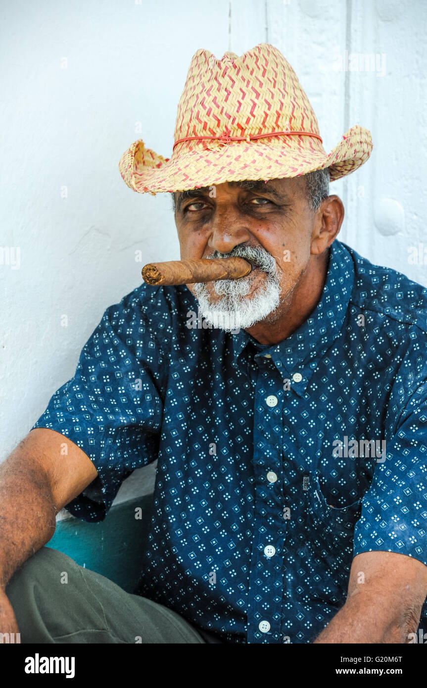 La HAVANE, CUBA - le 6 juin 2013 homme cigare cubain de fumée tout en regardant dans la rue sur l'appareil photo à La Havane, Cuba. Banque D'Images