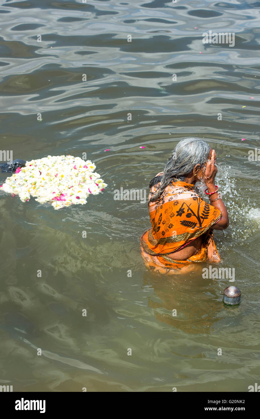 Une femme indienne dans Ana Sagar Lake à Ajmer, Inde après la prière du matin. Banque D'Images