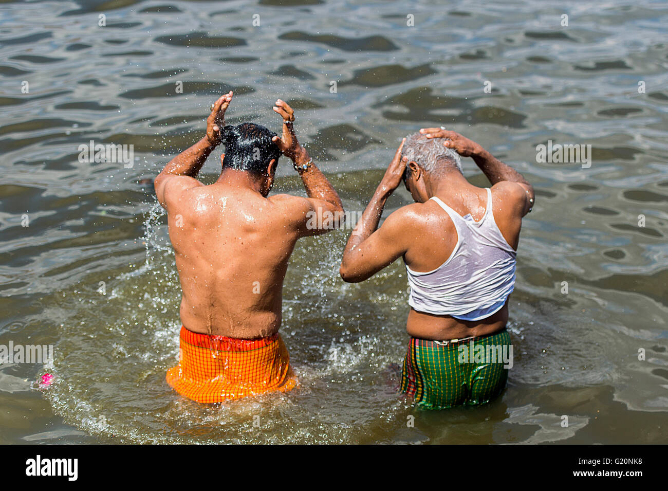 Un peuple indien dans Ana Sagar Lake à Ajmer, Inde après la prière du matin. Banque D'Images