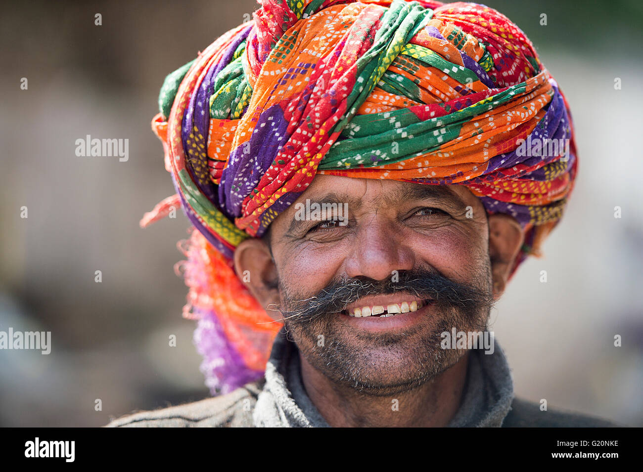 Un Indien posent pour l'appareil photo avec sourire dans la rue de la ville d'Ajmer, Inde. Banque D'Images