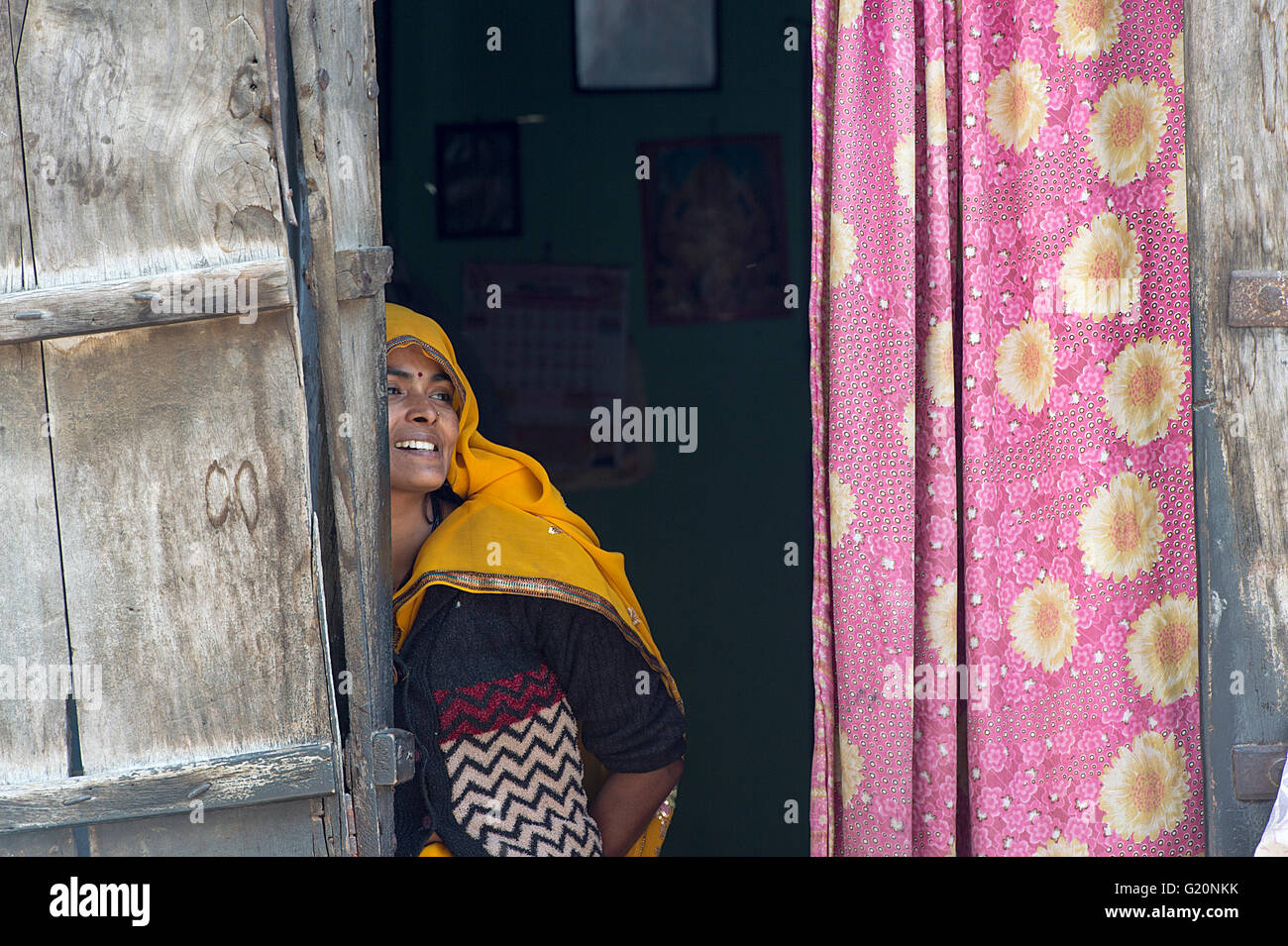 Une femme indienne poser pour appareil photo avec sourire dans la rue de la ville d'Ajmer, Inde. Banque D'Images