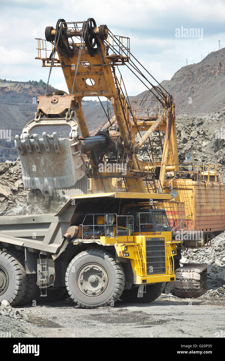 Développement de la pelle sur le minerai de fer d'exploitation à ciel ouvert et le chargement à la dump truck Banque D'Images